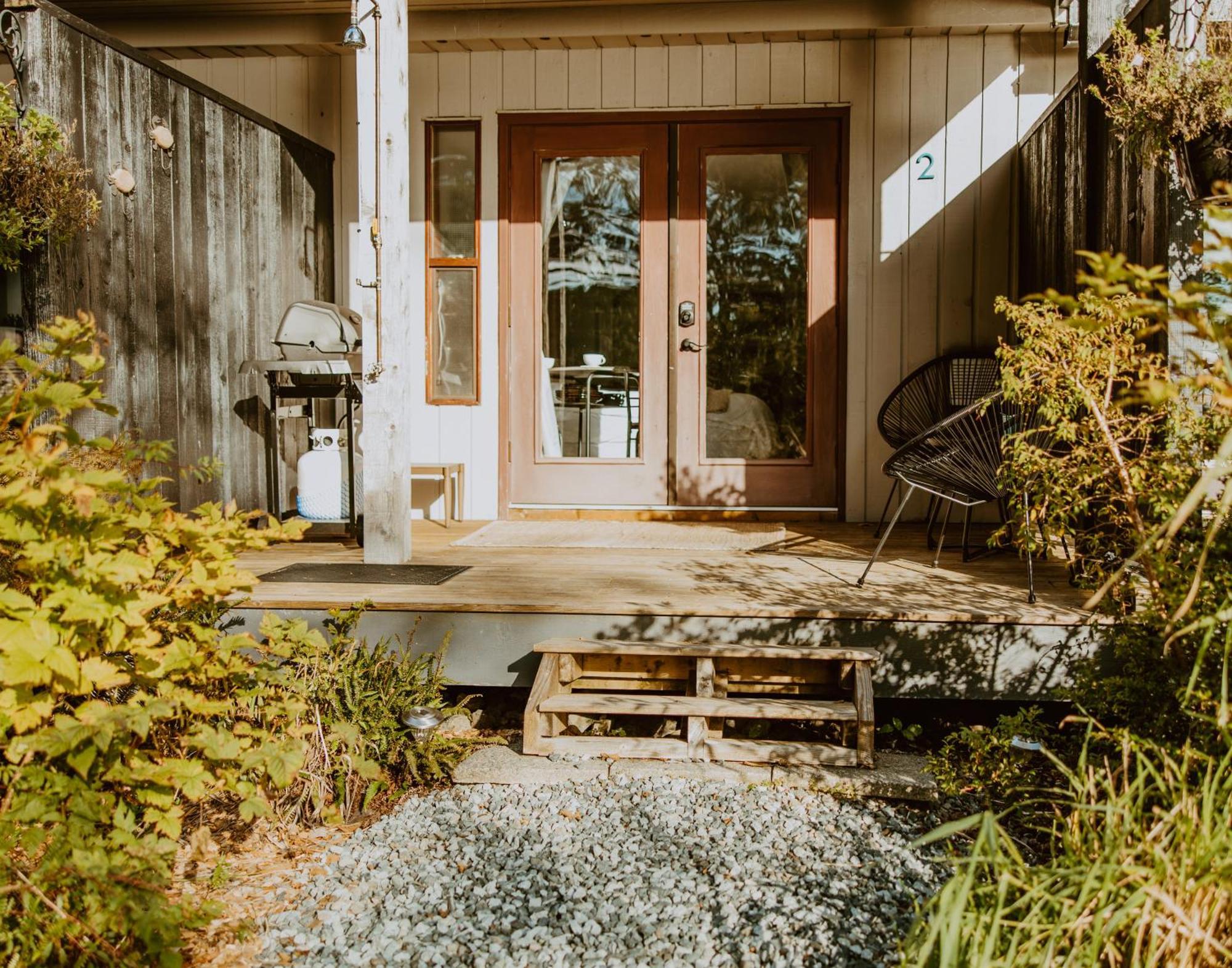 Lunar Cove Inn Charters And Tours Tofino Extérieur photo