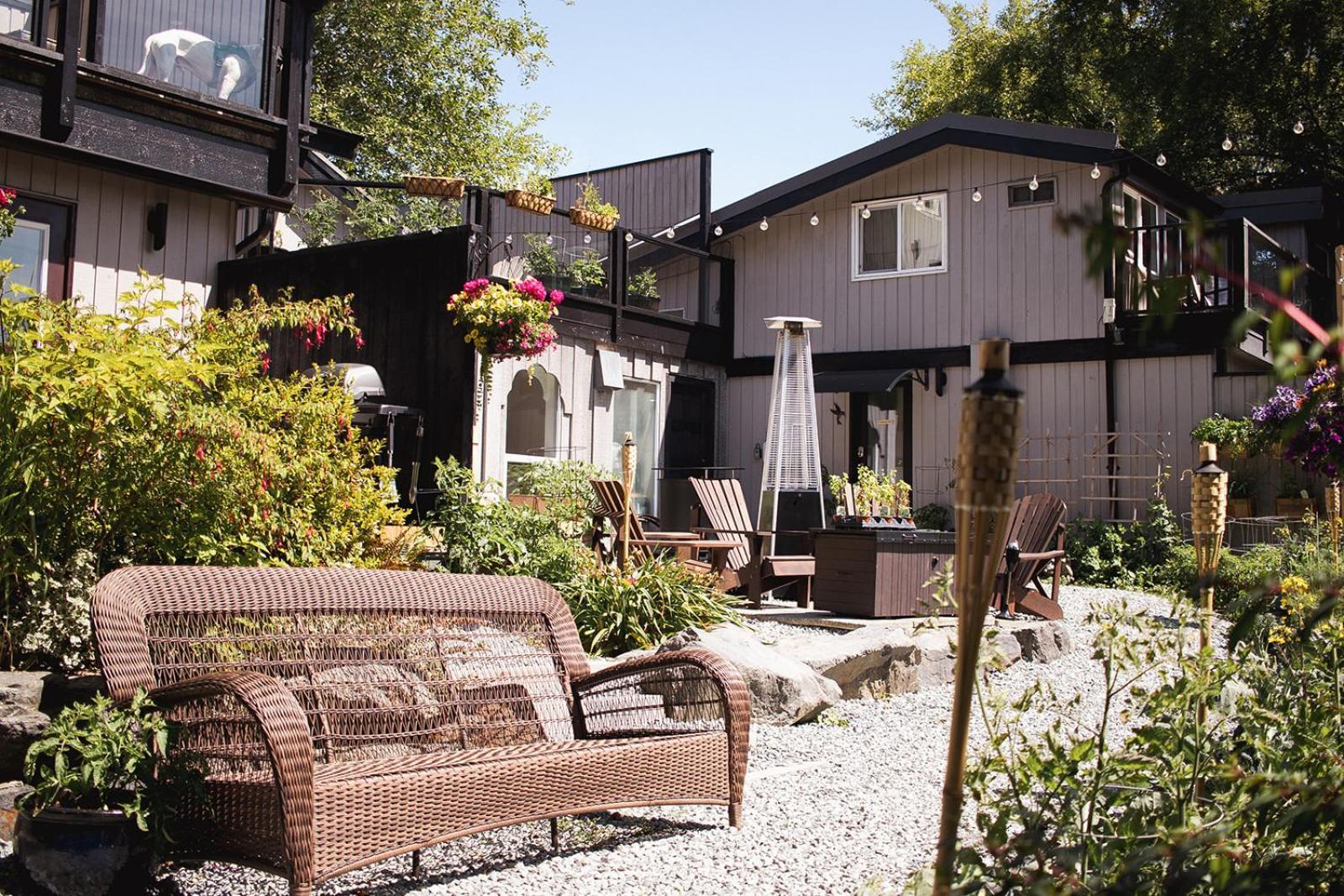 Lunar Cove Inn Charters And Tours Tofino Extérieur photo